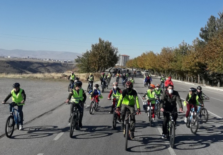 40 Bisikleti, Kadim rmhtnn Esiz Gzellikleri Etrafnda Pedal evirdi