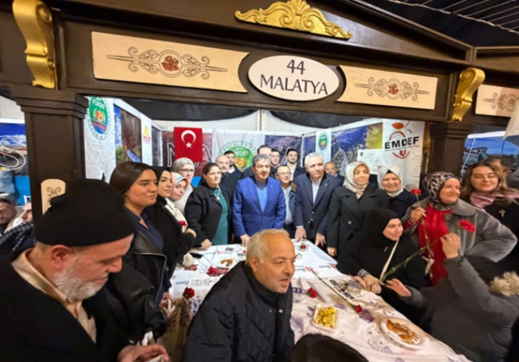 8 Mart Co�kusunda Malatyal�lar Stand� �ne ��kt�