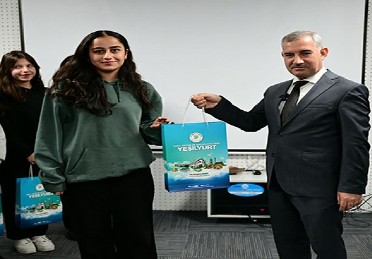 Başkan Çınar, Üniversite Sınavlarına Hazırlanan Öğrencilere Tyt ve Ayt Hazırlık Seti Dağıttı