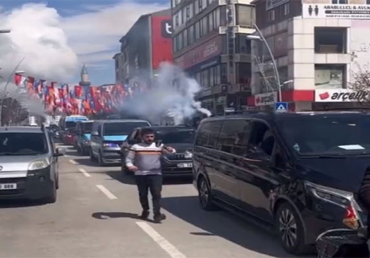 CHP  Erzurum'da Onlarca Araçla Şehir Turu Yaptı