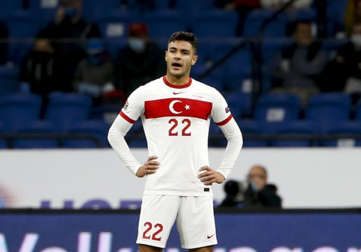 Schalke yneticisi, Milan'n Ozan Kabak iin teklif yaptn syledi