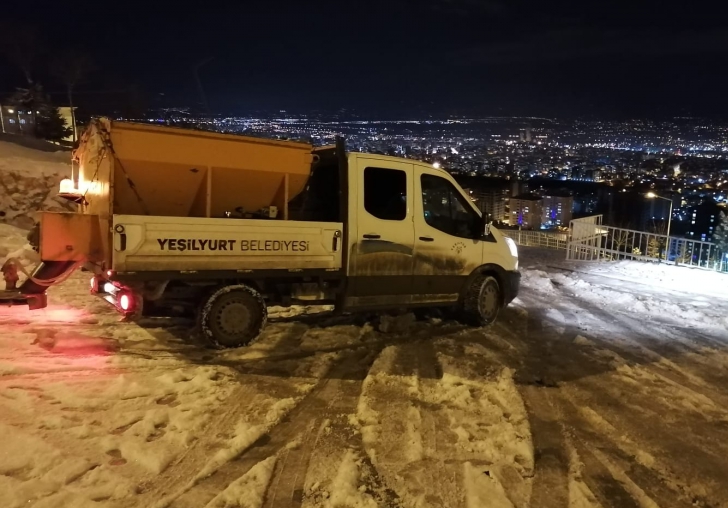 Yeilyurtta Buzlanma Ve Dona Kar Tuzlama almalar Devam Ediyor